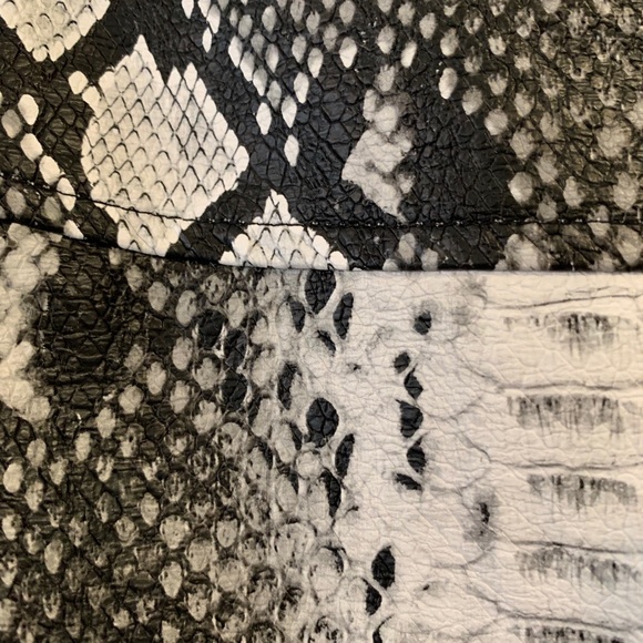 Faux leather snake print mini skirt - Picture 5 of 7